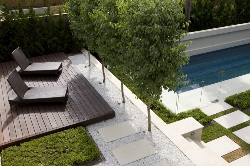 gravier-décoratif-terrasse-bois-chaises-longues-allee-jardin-dalle-pierre