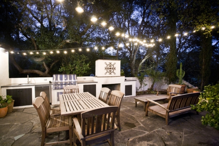 guirlande-lumineuse-exterieur-meubles-jardin-barbecue