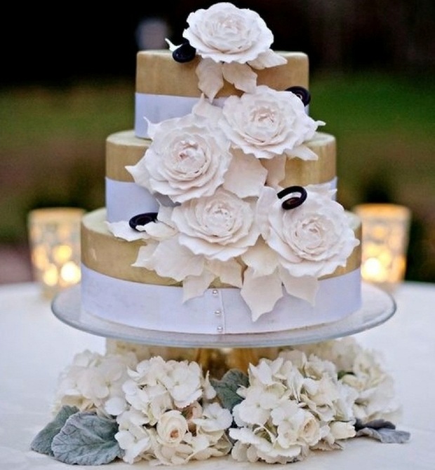 gâteau-mariage-3-étages-décoré-fleurs-pâte-sucre