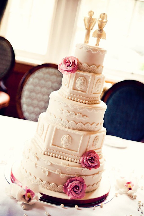 gâteau-mariage-5-étages-style-vintage-décoré-roses