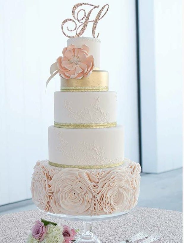 gâteau-mariage-américain-glaçage-fleurs-rubans-dorés