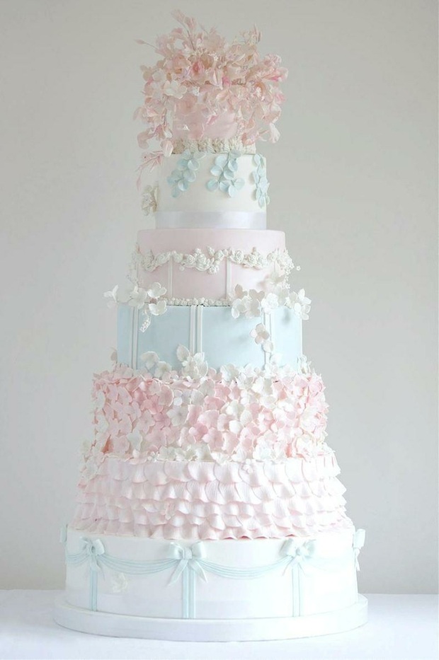 gâteau-mariage-américain-plusieurs-étages-décoré-fleurs