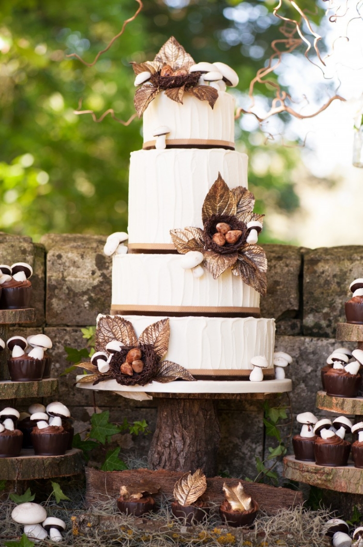 gâteau-mariage-automne-décoré-feuilles-champignons-noisettes