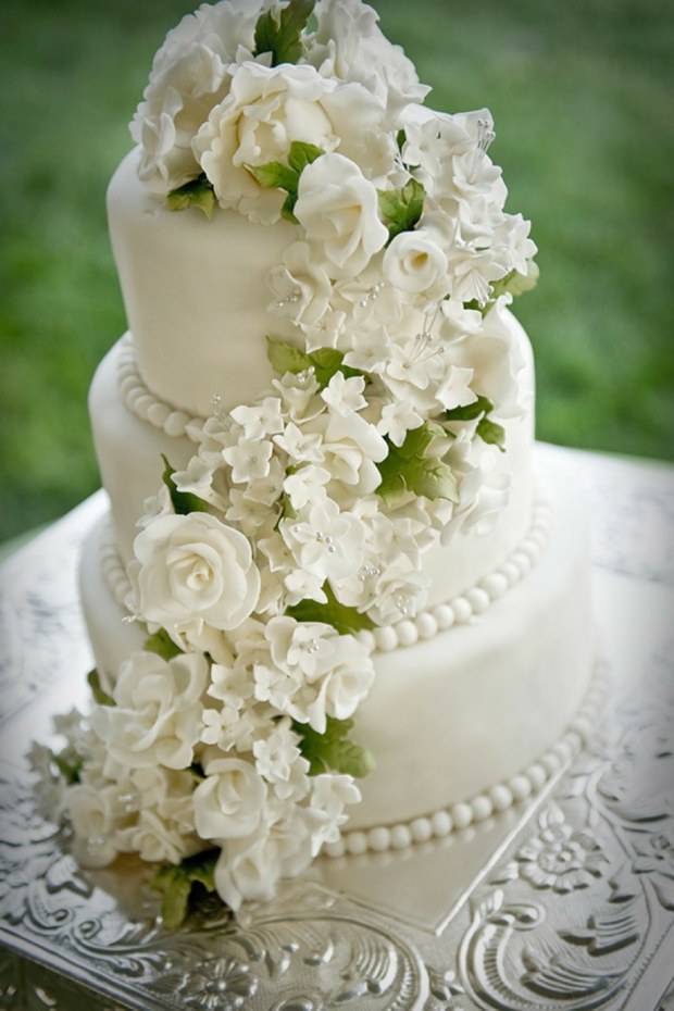 gâteau-mariage-blanc-3-étages-décoré-fleurs-perles-feuilles