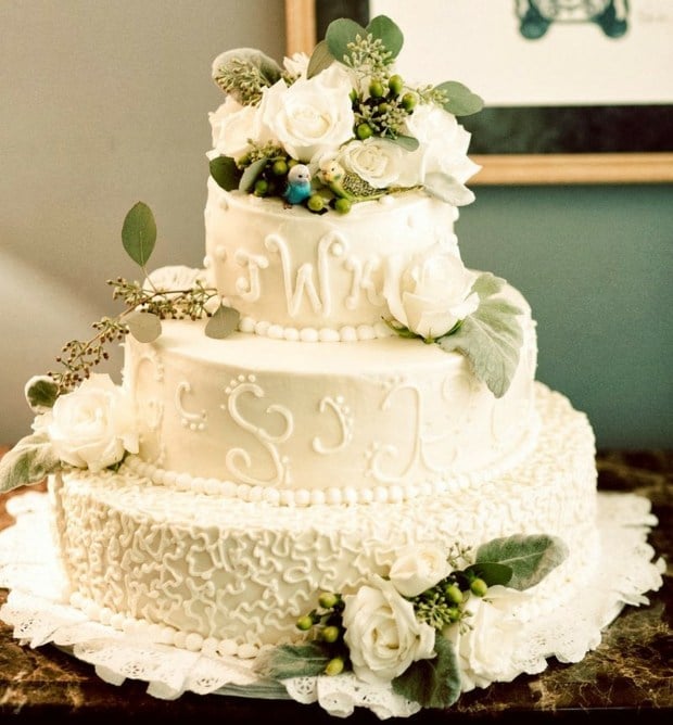 gâteau-mariage-blanc-3-étages-décoré-roses-feuilles-vertes