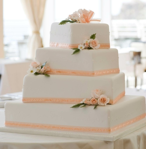 gâteau-mariage-blanc-carré-4-étages-décoré-pâquerettes-roses