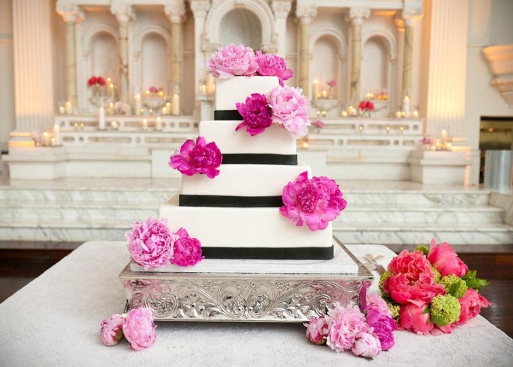 gâteau-mariage-blanc-carré-4-étages-ruban-noir-pivoines-roses