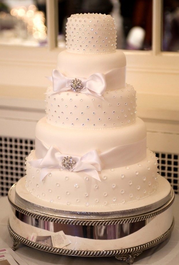 gâteau-mariage-blanc-décoré-noeuds-satin-perles-brillantes