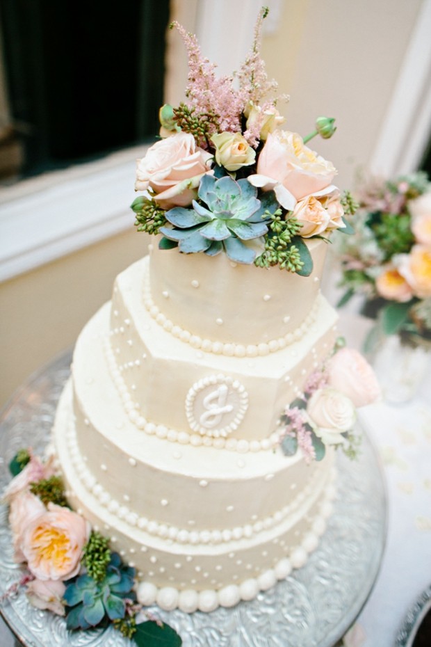 gâteau-mariage-blanc-décoré-perles-fleurs-plantes-succulentes