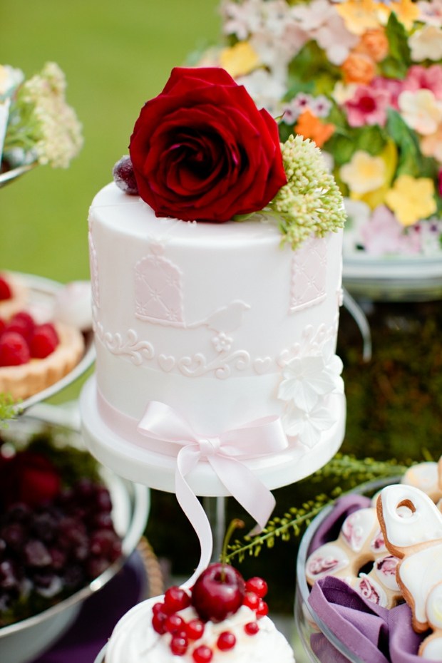 gâteau-mariage-blanc-original-dessus-rose-rouge
