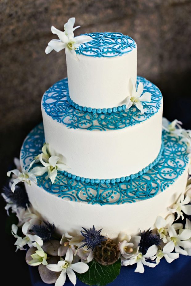 gâteau-mariage-bleu-blanc-décoré-fleurs-arabesques-perles