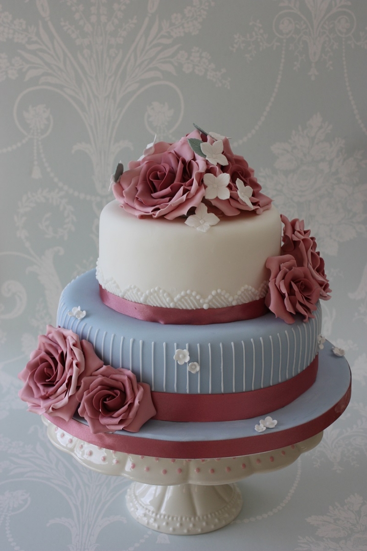 gâteau-mariage-bleu-blanc-décoré-roses-rubans-marsala-superbes