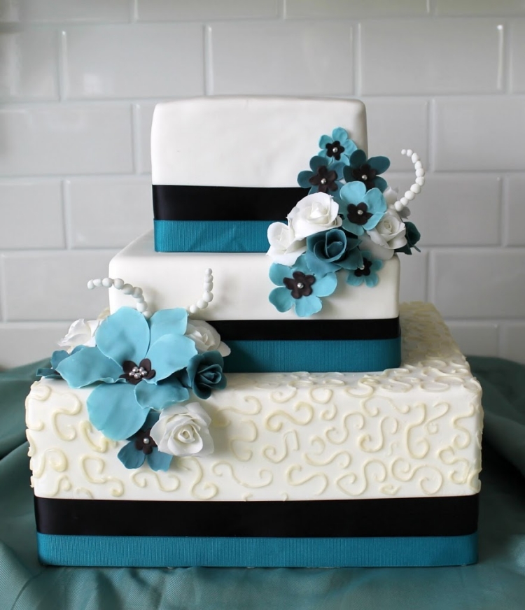 gâteau de mariage bleu-blanc-noir-carré-original-décoré-fleurs