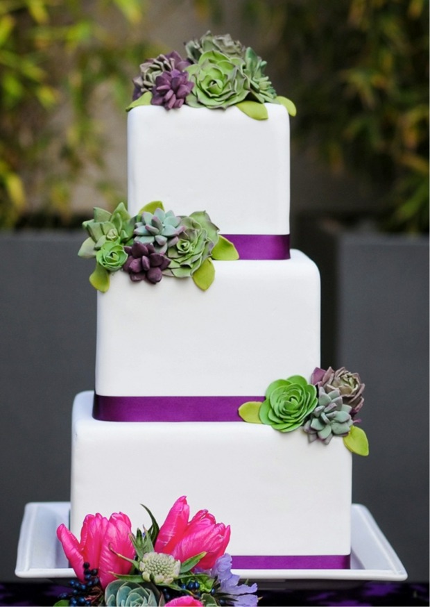 gâteau-mariage-carré-3-étages-décoré-rubans-mauves-succulentes