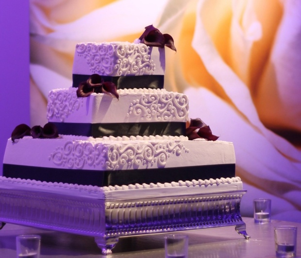 gâteau-mariage-carré-décoré-arabesques-rubans-noirs-fleurs