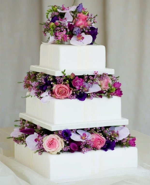 gâteau-mariage-carré-trois-étages-décoré-fleurs-nuances-rose-violet