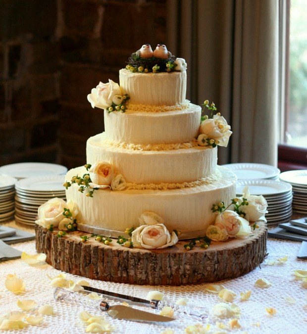 gâteau-mariage-champêtre-chic-décoré-roses-oiseaux