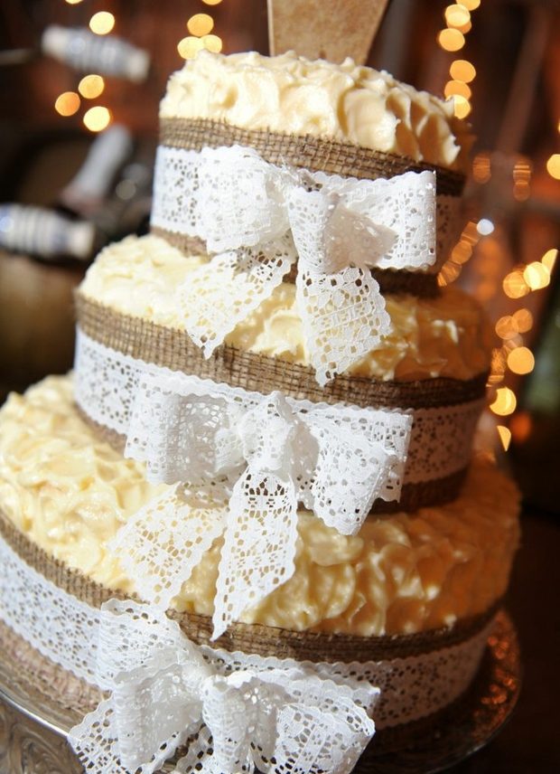 gâteau-mariage-champêtre-original-décoré-dentelle-toile-jute