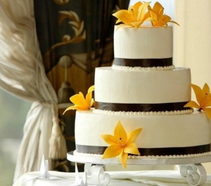 gâteau de mariage chic blanc-rubans-noirs-décoré-fleurs-jaunes