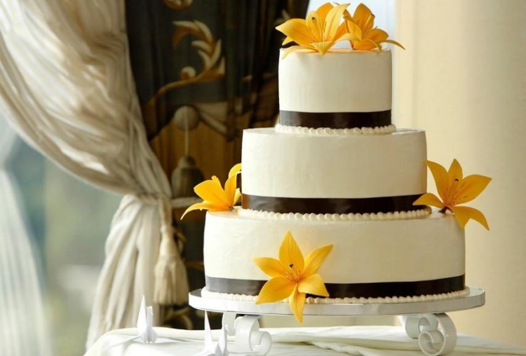 gâteau de mariage chic blanc-rubans-noirs-décoré-fleurs-jaunes