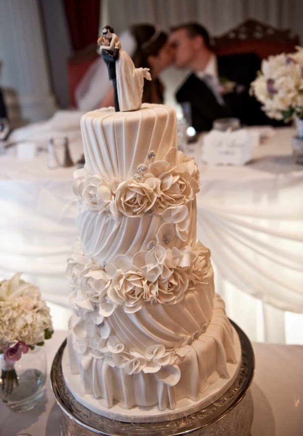 gâteau-mariage-drapé-décoré-roses-blanches-figurines-mariés