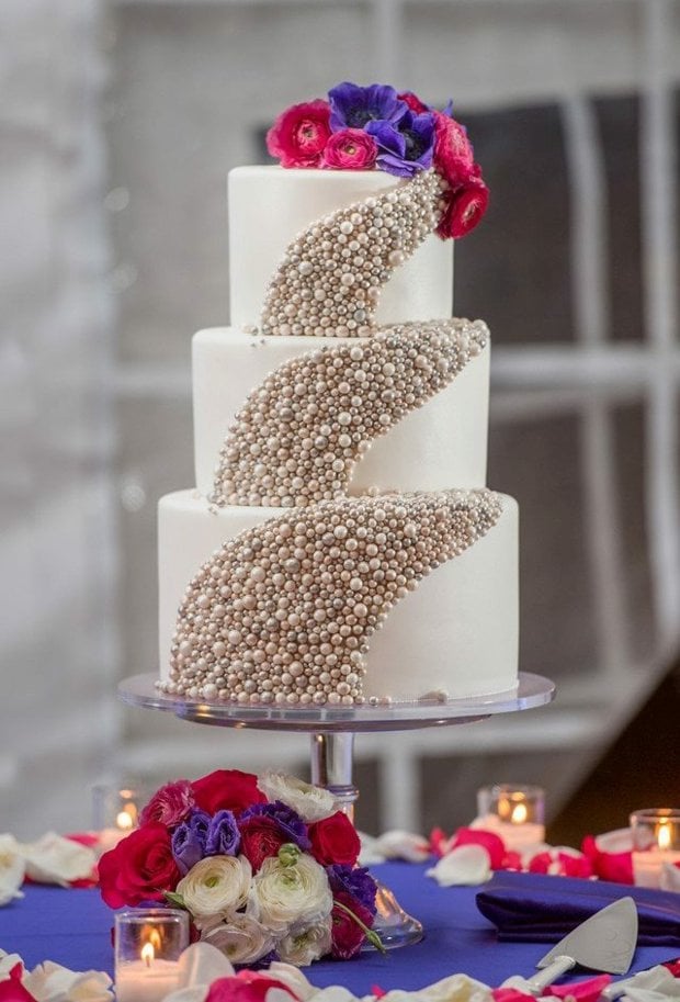 gâteau-mariage-décoré-perles-fleurs-assorties-bouquet-mariée