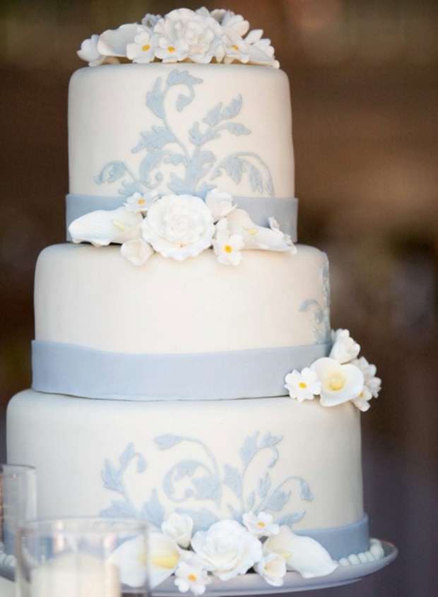 gâteau-mariage-décoré-rubans-bleus-pâte-sucre-fleurs-blanches