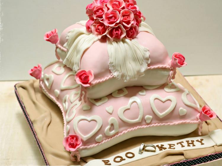 gâteau-mariage-forme-coussins-superposés-roses-déco