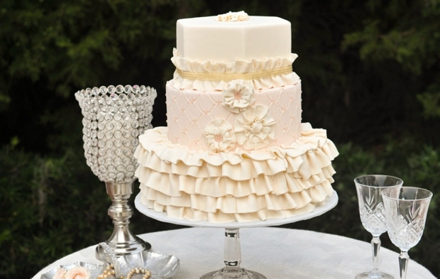 gâteau-mariage-froufrous-présentoir-vintage