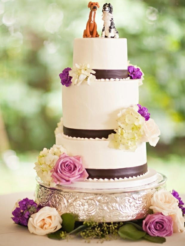 gâteau-mariage-fugurines-chiens-fleurs-rubans-chocolat