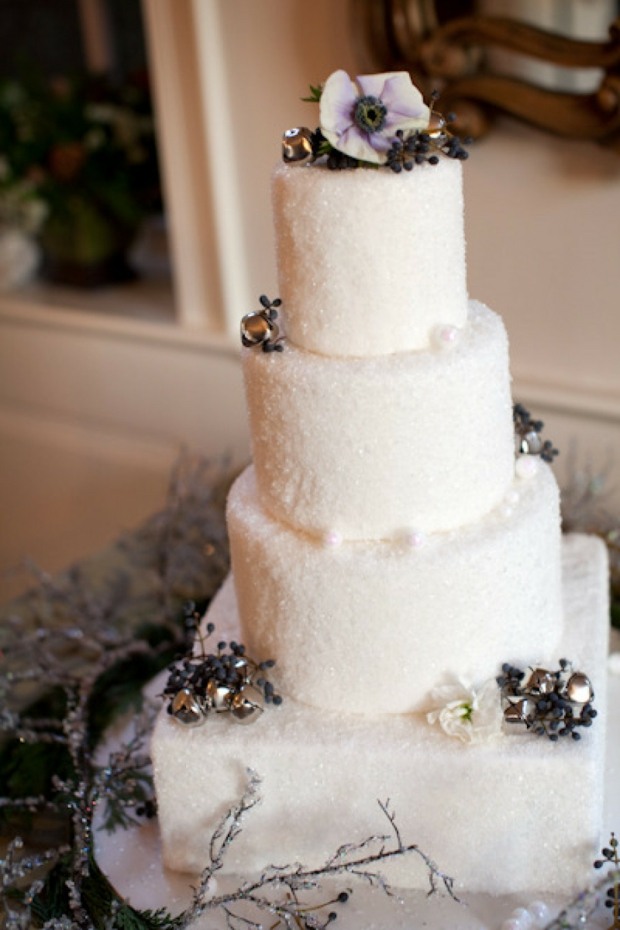 gâteau-mariage-hiver-original-décoré-grelots-anémone-baies