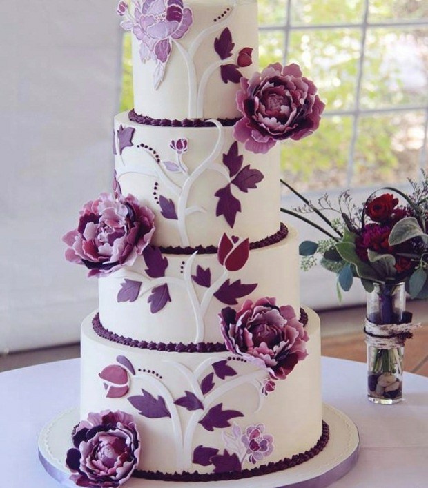 gâteau-mariage-mauve-blanc-4-étages-décoré-fleurs