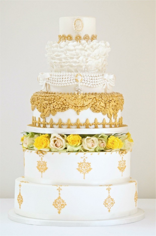 gâteau-mariage-opulent-décoré-roses-perles-froufrous-motifs