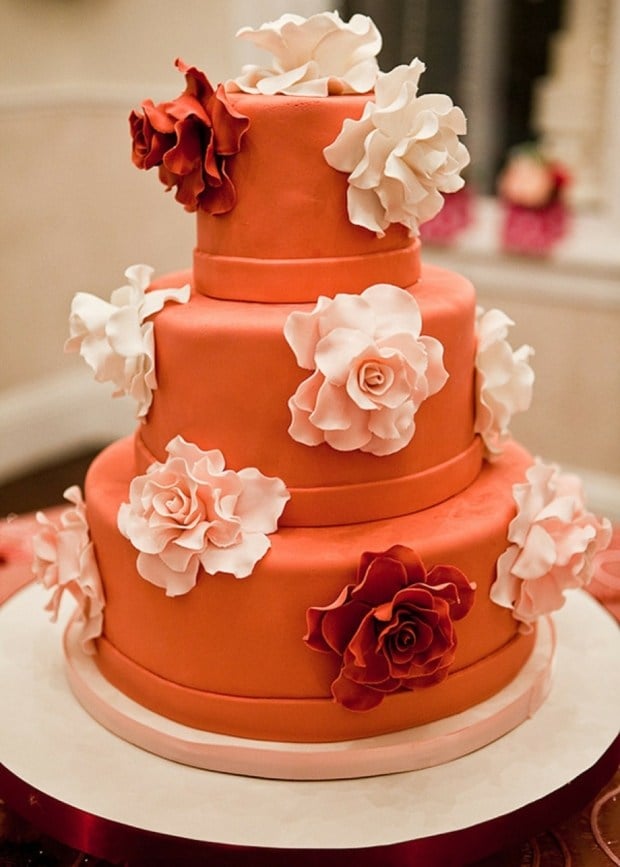 gâteau-mariage-orange-original-décoré-fleurs-pâte-sucre