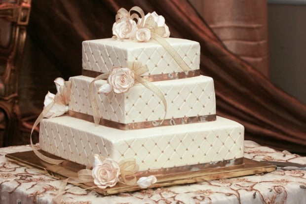 gâteau-mariage-original-carré-glaçage-effet-capitonné