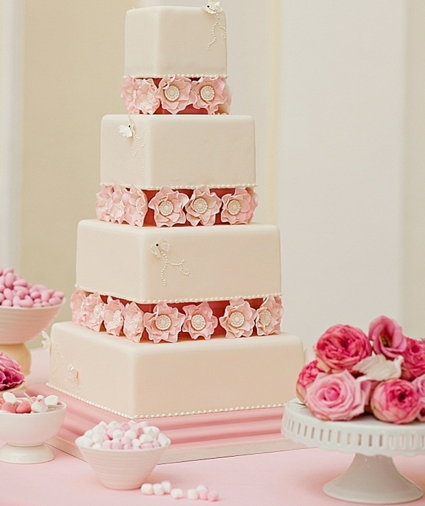 gâteau-mariage-original-décoré-anémones-comestibles-roses