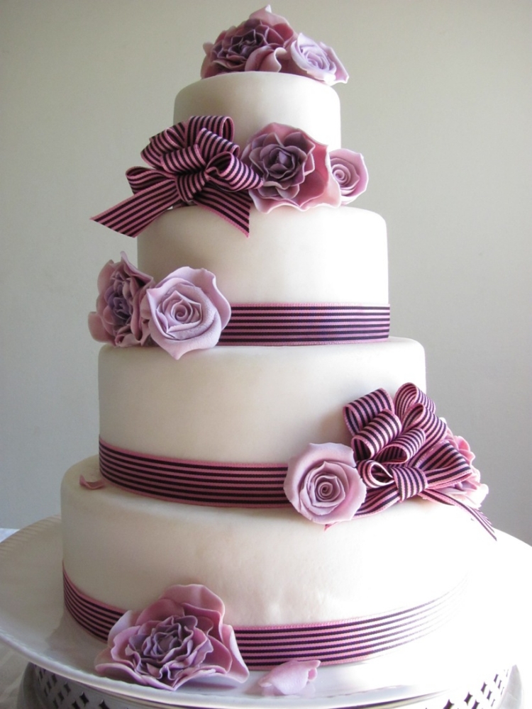 gâteau de mariage original-décoré-fleurs-rubans-rose-poudré