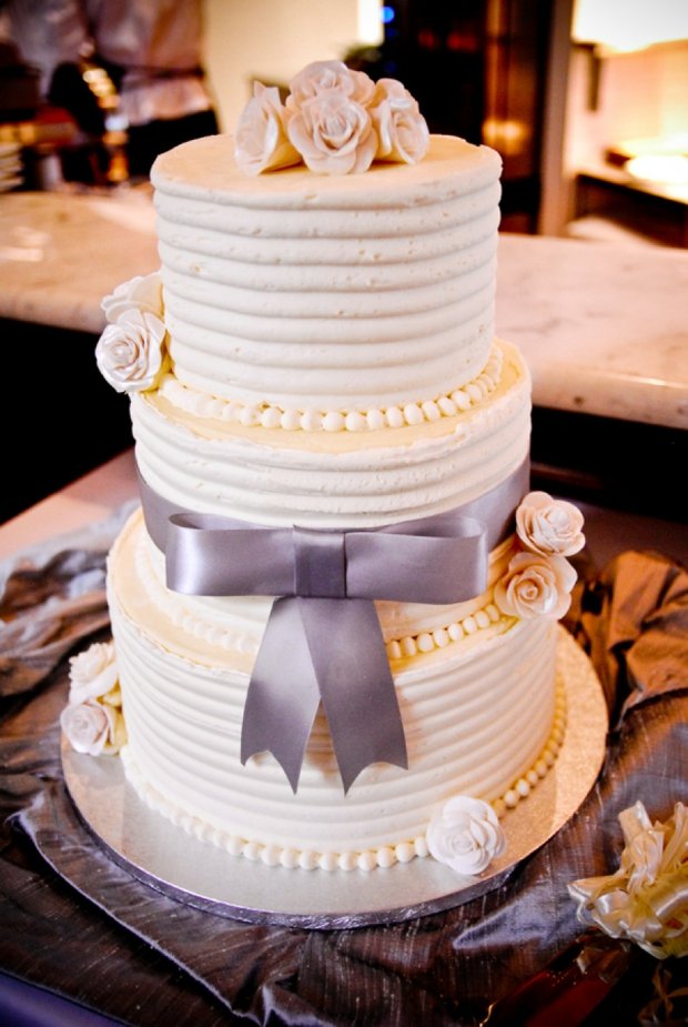 gâteau-mariage-original-décoré-noeud-satiné-comestible-perles-roses