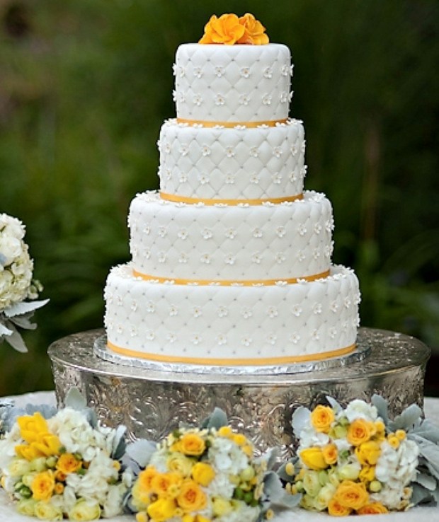 gâteau-mariage-original-fondant-effet-capitonné-accents-jaunes