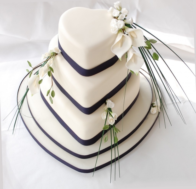 gâteau de mariage original forme-coeur-décoré-ruban-violet-fleurs
