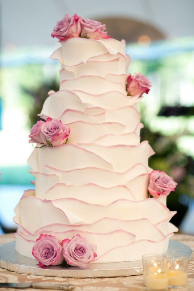 gâteau-mariage-original-glaçage-effet-écorce-décoré-roses