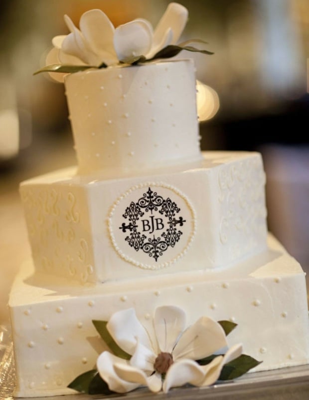 gâteau-mariage-original-étage-hexagonal-initianles-fleurs-blanches