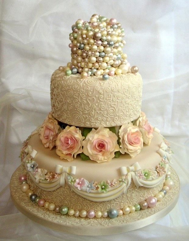 gâteau-mariage-romantique-blanc-cassé-décoré-perles-roses