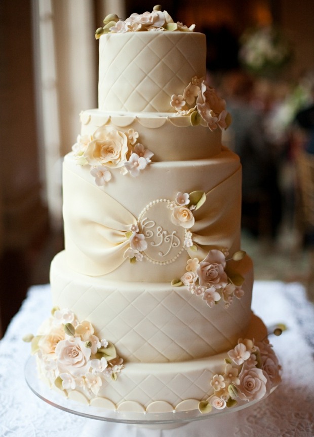 gâteau-mariage-romantique-glaçage-capitonné-décoré-fleurs