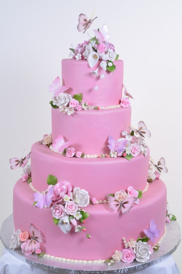 gâteau-mariage-rose-4-étages-décoré-fleurs-papillons-perles