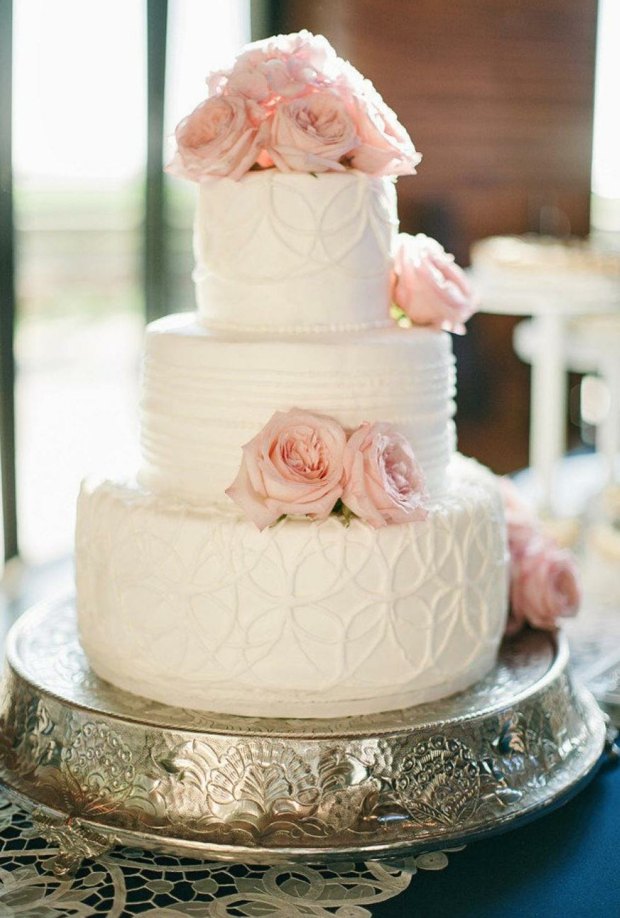 gâteau-mariage-rose-blanc-3-étages-décoré-roses