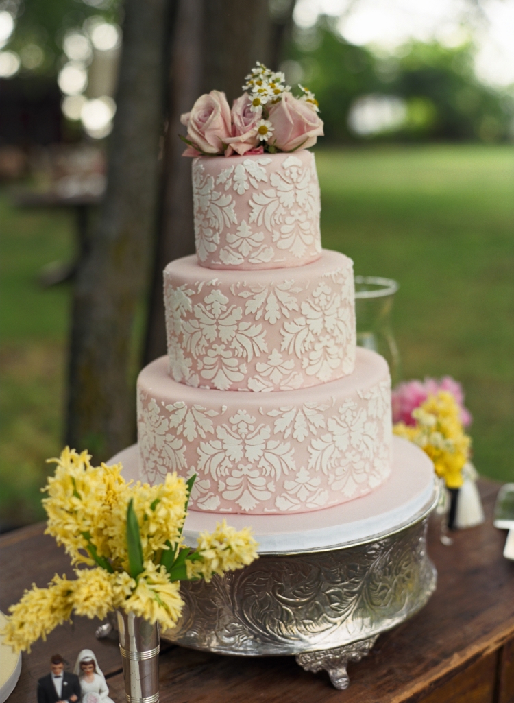 gâteau de mariage rose-poudré-motifs-baroques-blancs-roses