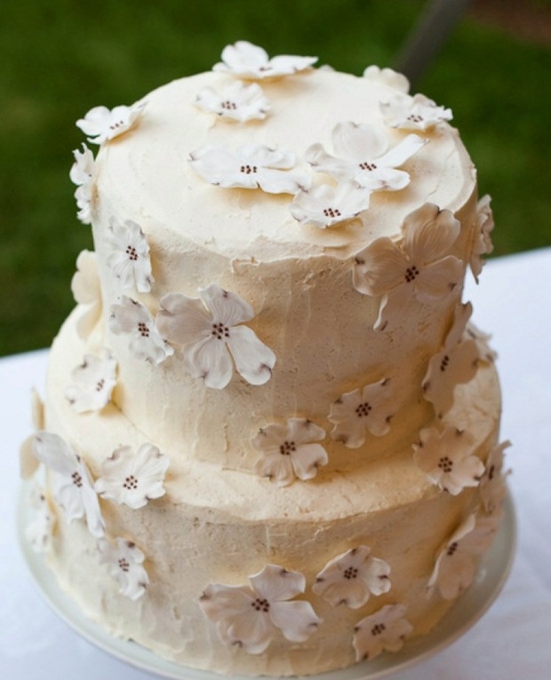 gâteau-mariage-simple-original-décoré-fleurs-comestibles-pâte-sucre