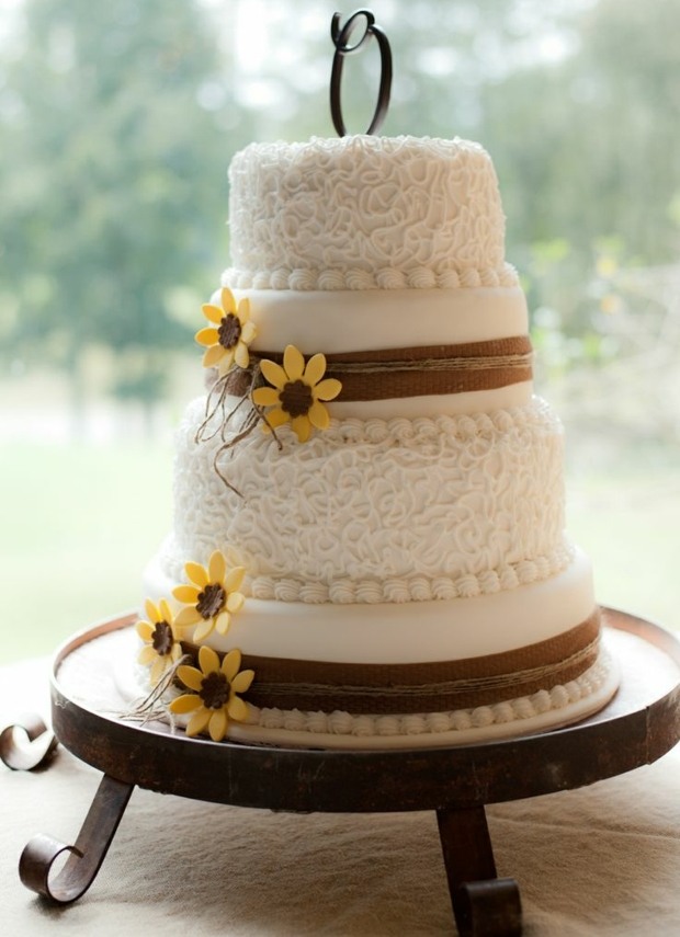 gâteau-mariage-style-champêtre-décoré-fleurs-rubans