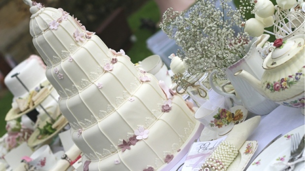 gâteau-mariage-style-shabby-chic-décoré-fleurs-sucre